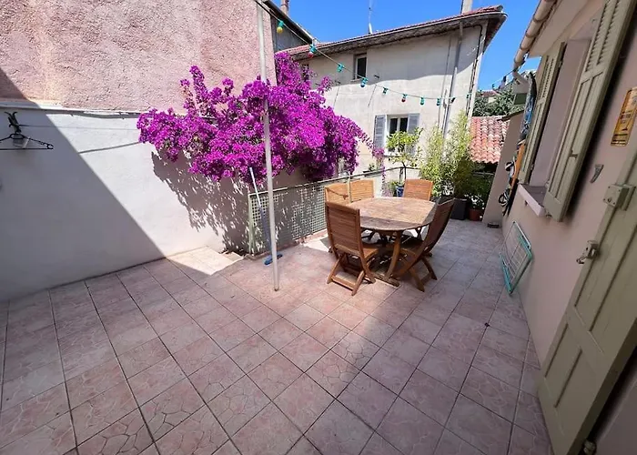 Maison Dans Les Rues Pietonnes Du Vieux Hyères